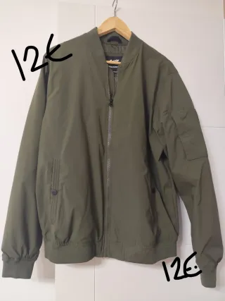 Camisas de manga corta y largas y camisetas.