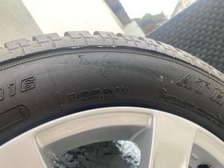 4 neumáticos nuevos con llantas precio negociable