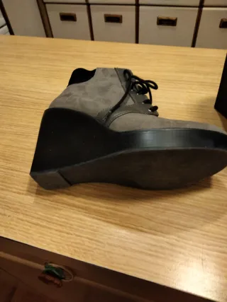 Con cordones y goma trasera