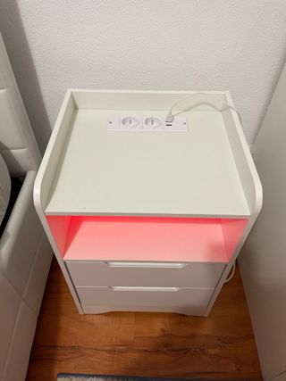 Mesitas de noche blancas con luz LED