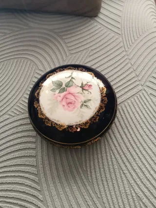 Joyero de cerámica azul con rosas