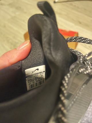 Zapatillas deportivas negras y blancas