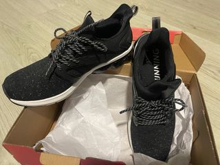 Zapatillas deportivas negras y blancas