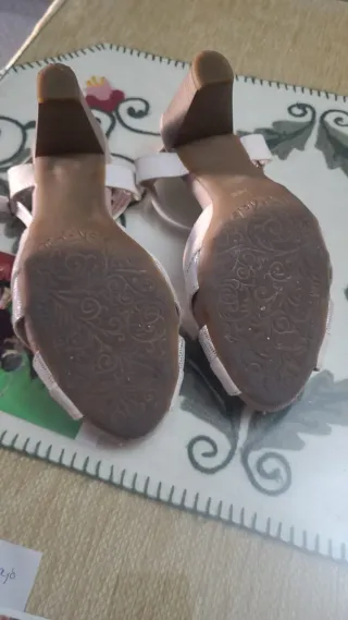 Sandalias tacón blancas y plateadas