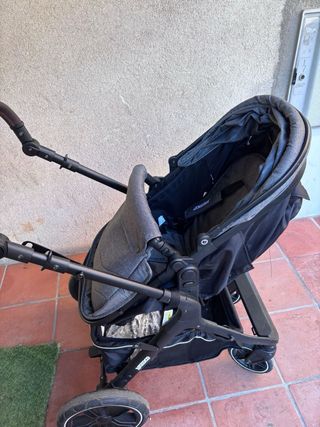 Carrito de bebé gris