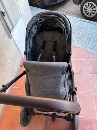 Carrito de bebé gris
