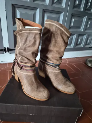 Botas de ante marrones y multicolor