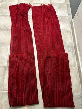 Tende rosse in tessuto