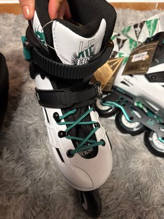 Patines en línea blancos y negros