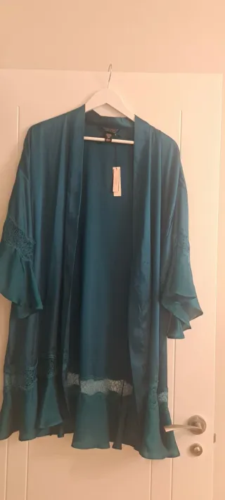 Bata M/L nueva con etiqueta y cinturón