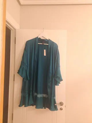 Bata M/L nueva con etiqueta y cinturón