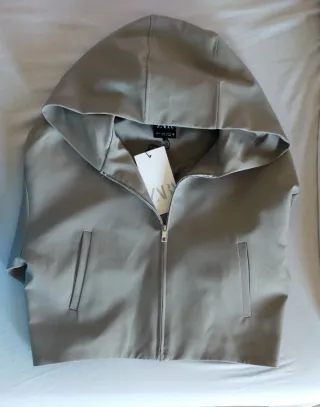 Chaqueta crop Zara color marrón topo