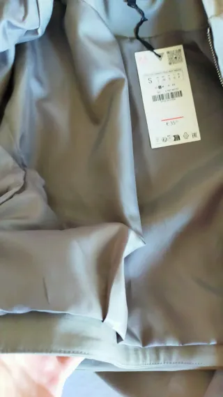 Chaqueta crop Zara color marrón topo