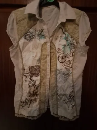 Blusa beige con estampado floral