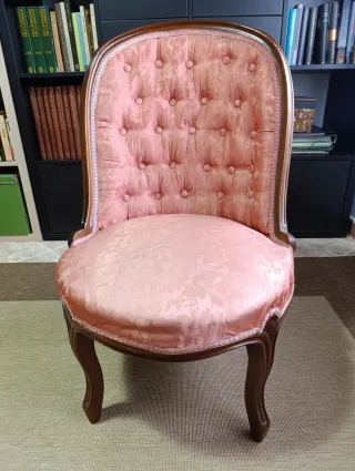 Butaca tapizada rosa estilo clásico