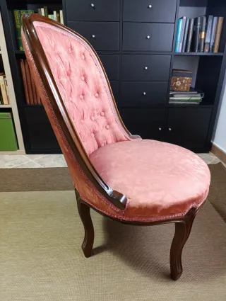 Butaca tapizada rosa estilo clásico