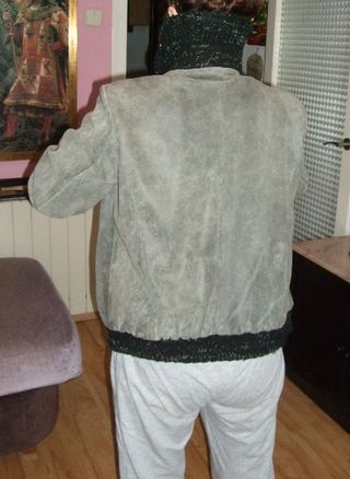 Cazadora de mujer gris y negra