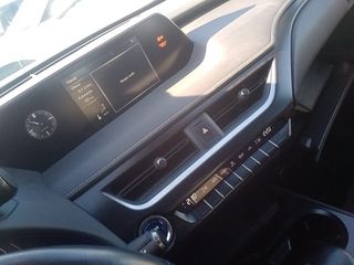 Lexus UX 250h Business 2WD 135 kW (184 CV)