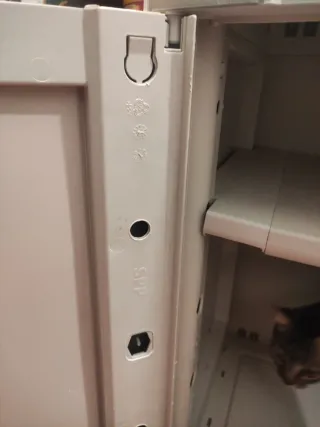 Armario plástico beige y blanco