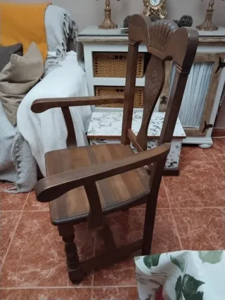 2 Sillas de madera talladas