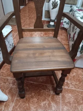 2 Sillas de madera talladas