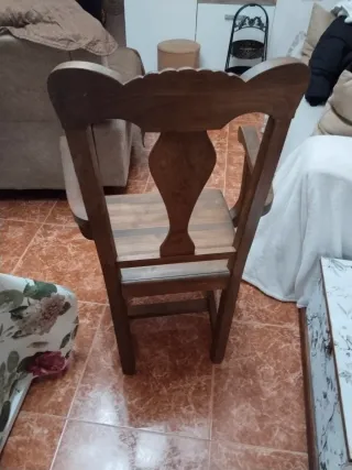 2 Sillas de madera talladas