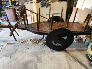 Carro antiguo de madera tallada