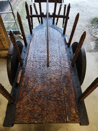 Carro antiguo de madera tallada