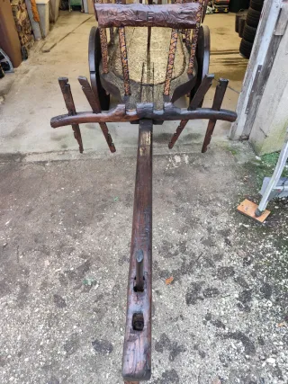 Carro antiguo de madera tallada