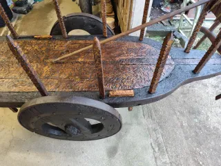 Carro antiguo de madera tallada