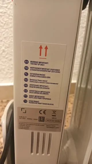 Radiador eléctrico blanco con ruedas