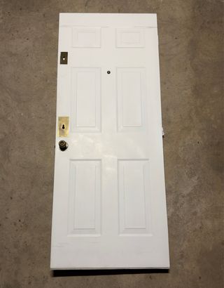 Puerta metálica blanca