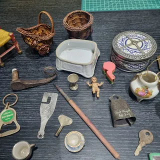 Lote di antichità e oggetti vintage