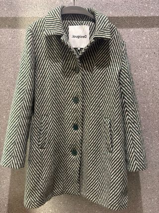 Abrigo Desigual verde y beige Talla 42