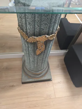 Mesa de cristal con columnas romanas