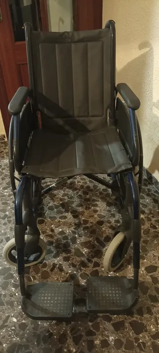 Silla de ruedas plegable como nueva