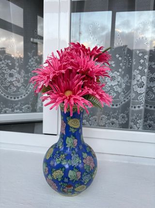 Jarrón decorativo azul y rosa