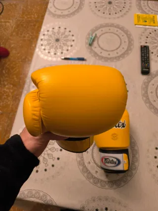 Guantes Muay Thai Fairtex 12oz Amarillos