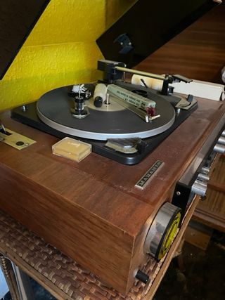 Tocadiscos antiguo madera y plata