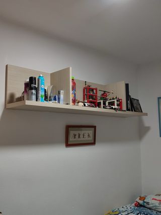 Cama individual y estanteria a juego.