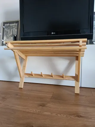 Estante perchero de madera