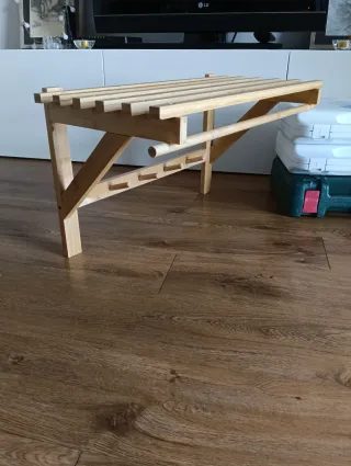 Estante perchero de madera