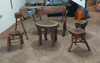 Mesa y taburetes de encina curada
