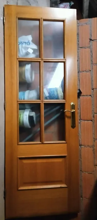 Puerta de madera de pino con cristal