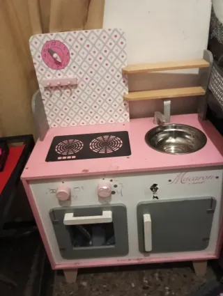 Cocinita de juguete rosa