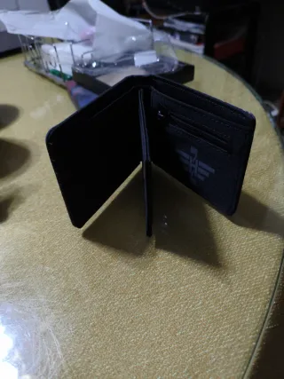 Cartera con diseño de coche deportivo