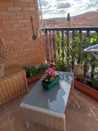 Mesa Ratán y Cristal Jardín Gris