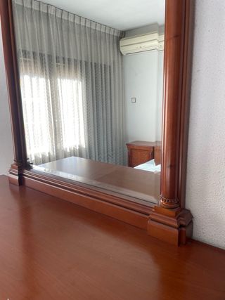 Tocador de madera con espejo
