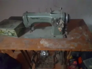 Máquina de coser Refrey con reloj,no funcionant