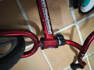 Bicicleta sin pedales roja